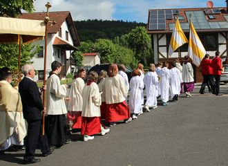Messdiener und Erstkommunionkinder während der Fronleichnamsprozession